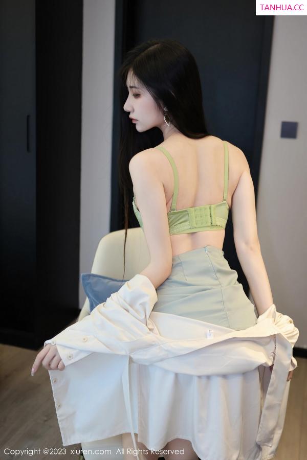 林依娜  [XiuRen]高清写真图 2023.04.10 No.6547 依娜Yina 短裙美腿第32张图片